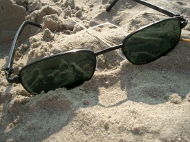 Sonnenbrille im Sand