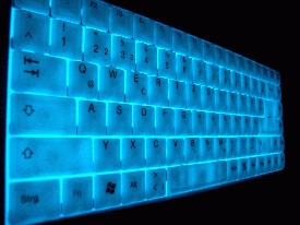 Blau beleuchtete Tastatur