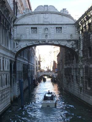 Kanal in Venedig mit Seufzerbrücke und Boot