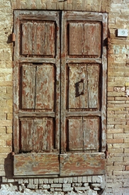 Renovierungsbedürftige Tür