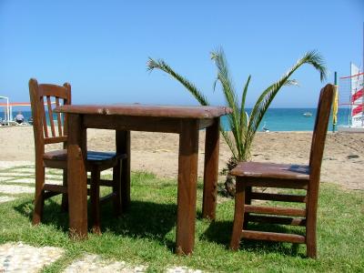 Tisch und Stuhl am Strand