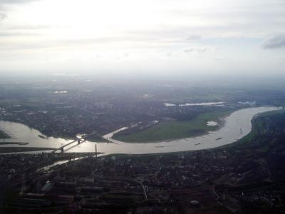 Rhein bei Duisburg von oben