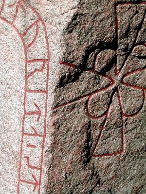 Runenstein mit Kreuz