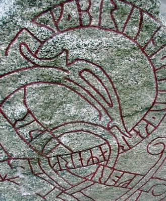 Runenstein mit Ornament