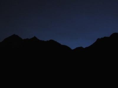 Berge im Schatten der Nacht