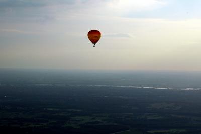 Heißluftballon über dem Rhein