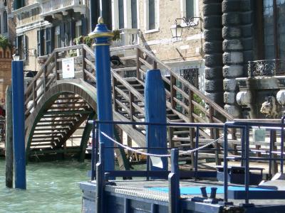 Fussgängerbrücke an einem Kanal in Venedig
