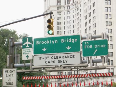Wegweiser an der Brooklyn Bridge