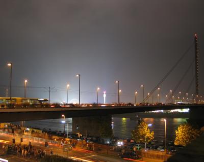 Düsseldorfer Rheinbrücke zur Kirmes