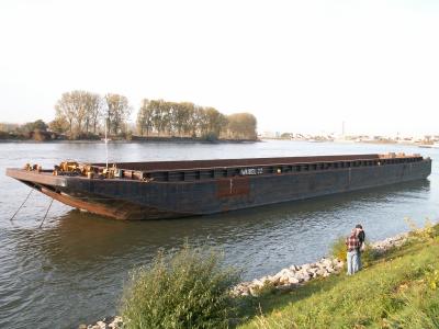 Binnenschiff auf dem Rhein