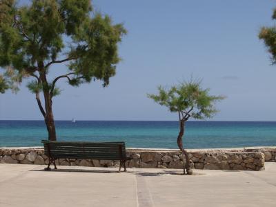 Bank an Uferpromenade auf Mallorca