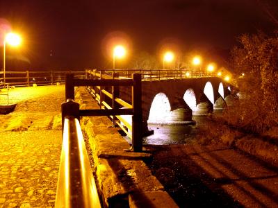 Historische Brücke in Jena bei Nacht.