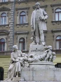 Semmelweis Statue