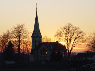 Kirche von Wildenau im Gegenlicht