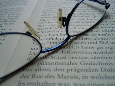 Buch mit Brille