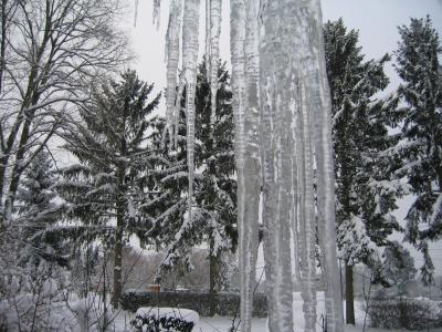 Eiszapfen vor dem Fenster