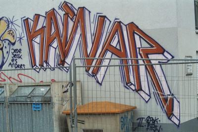 KAINAR - Graffiti hinter Mülltonnen ...