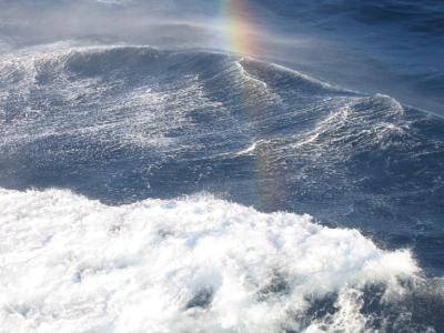 Regenbogenfarbspiel im Meer