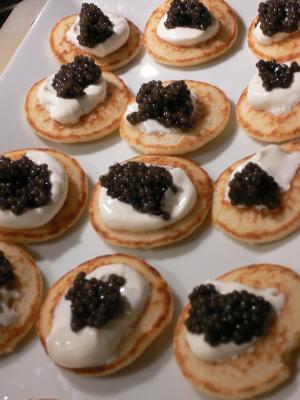Kaviar auf Blinis