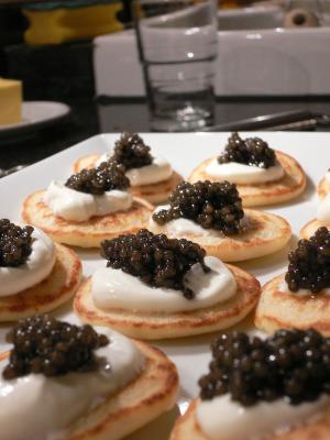 Kaviar auf Blinis