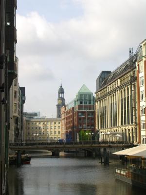 Hamburg  Häuserfassade mit Michel