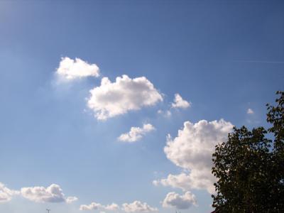 Wolken am blauen Himmel