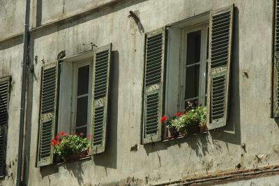 Fenster mit Blumen in Corte