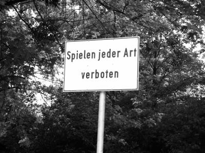 schild neben spielplatz