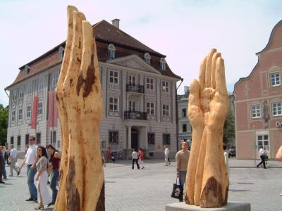 Große Holzhände in Kempten