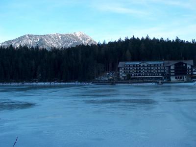 Eibsee mit Hotel im Winter
