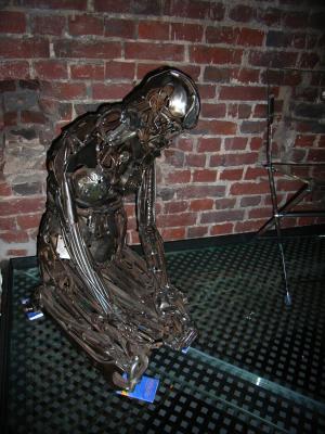 Skulptur aus Metallschrott