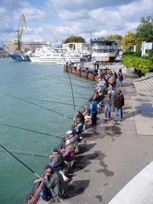 Angler am Schwarzen Meer in Sotschi