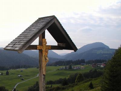 Wegkreuz in den Bergen