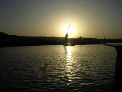 Feluke bei Sonnenuntergang auf dem Nil