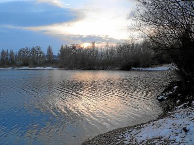 alter Baggersee im Winter