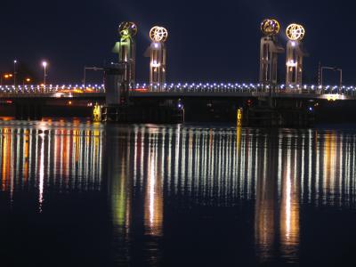 Hebebrücke bei Nacht