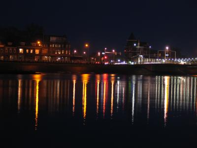 Häuser am Hafen bei Nacht