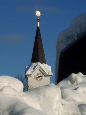 Kirchturmspitze im Schnee