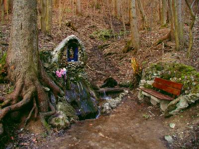 Altar im Wald mit Parkbank