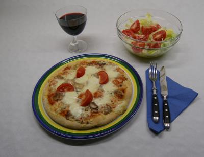 Pizza, Salat und Rotwein