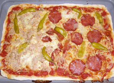 Pizza mit Thunfisch, Salami, Peperoni