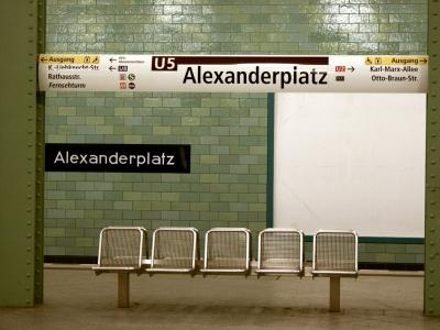 U-Bahnsteig Berlin Alexanderplatz