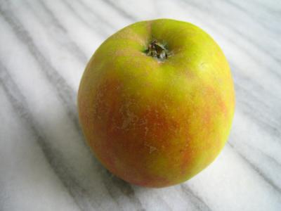 Apfel auf Marmor