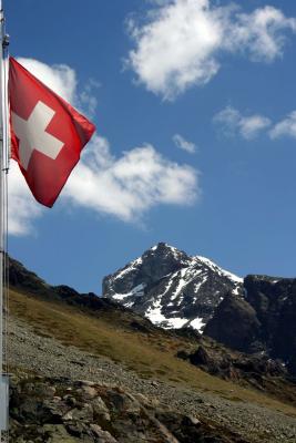 schweizer flagge in den bergen