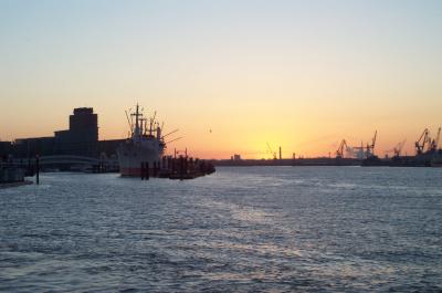Hamburger Hafen am frühen Morgen