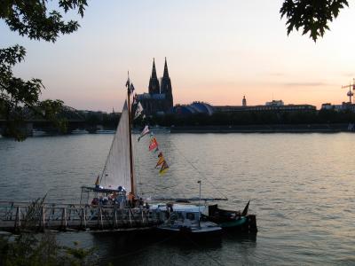 Segelboot vor dem Kölner Dom