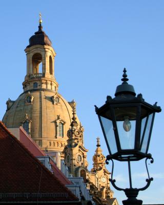 Straßenlaterne und Kuppel mit Laterne der Frauenkirche
