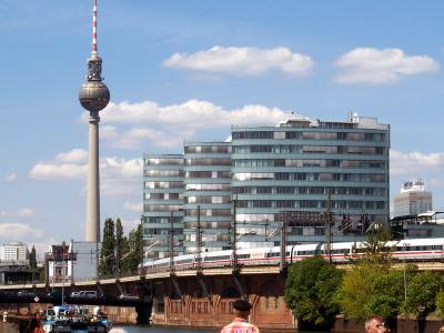 Berliner Fernsehturm und moderne Bürogebäude