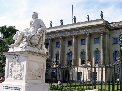Humboldt-Universität Berlin mit Alexander von Humboldt-Denkmal