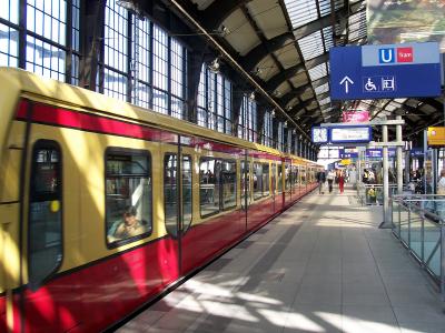 Berliner S-Bahn im Bf. Friedrichstrasse